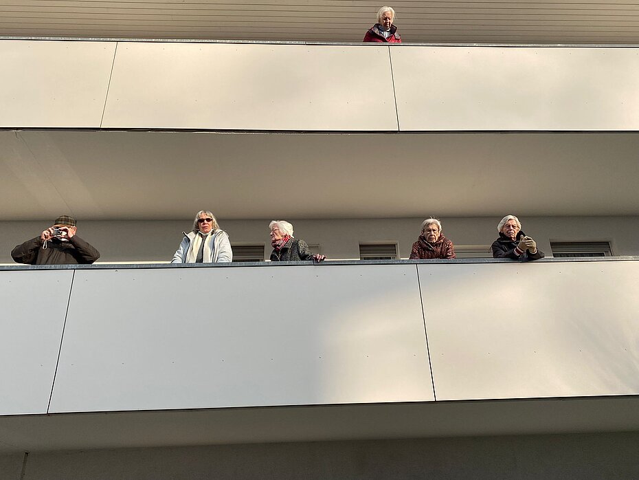 Zuhörer draußen auf dem Balkon