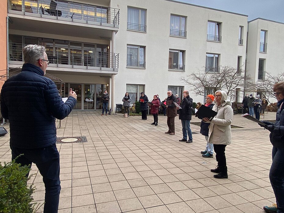 Der Chor singt im Innenhof