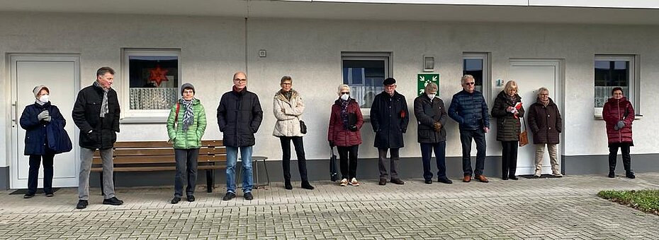 Zuhörer unter dem Balkon