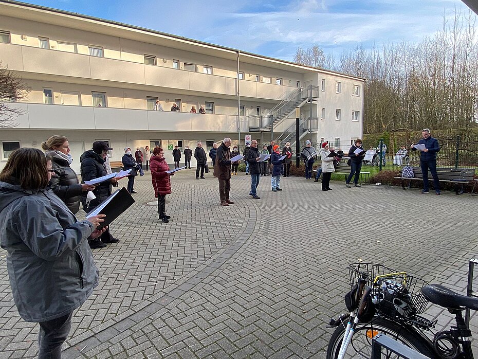 Der Chor singt zwischen den Häusern