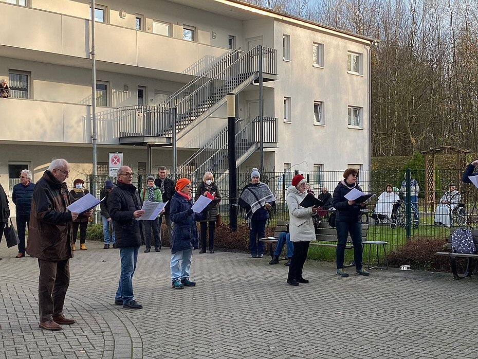 Der Chor singt zwischen den Häusern
