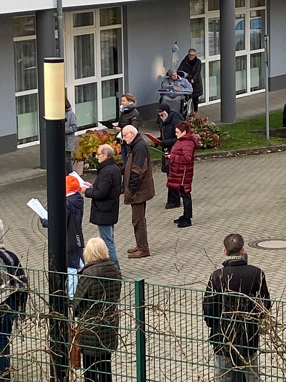 Der Chor singt zwischen den Häusern