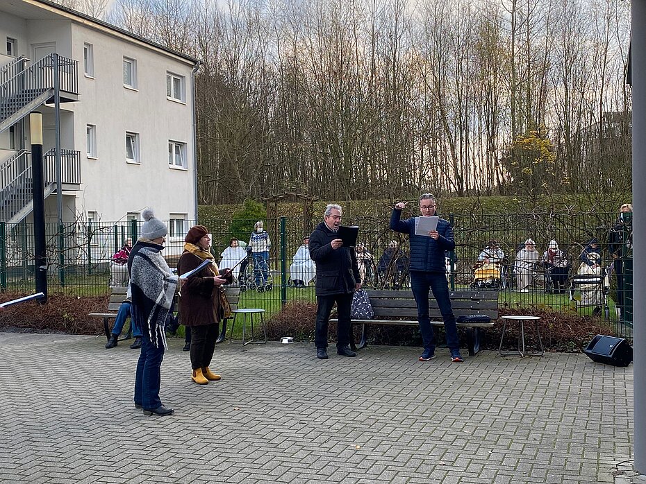 Der Chor singt zwischen den Häusern