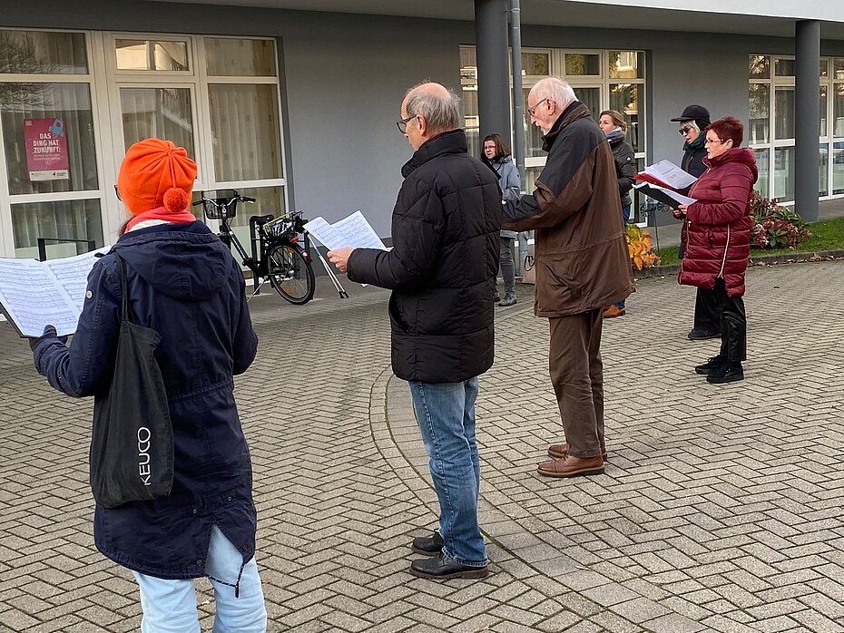 Der Chor singt zwischen den Häusern