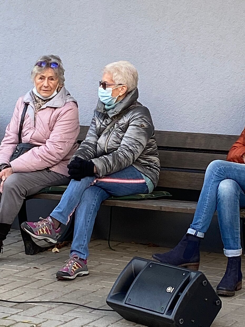 Zuhörer draußen auf der Bank